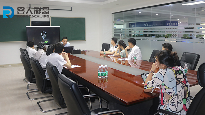 容大彩晶技術(shù)總監(jiān)為客戶團(tuán)隊培訓(xùn)多媒體觸摸一體機(jī)的軟件、硬件使用方法！